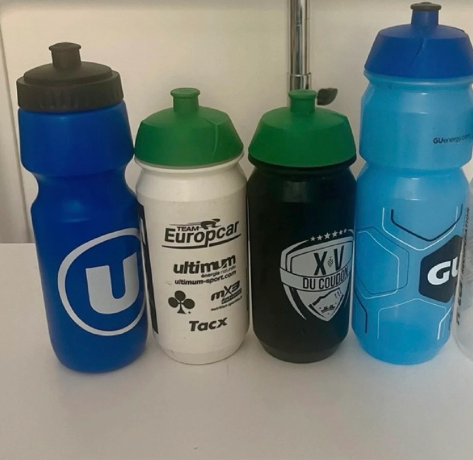 Lot de 4 gourdes en plastique